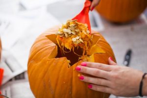 cách tỉa bí ngô halloween9